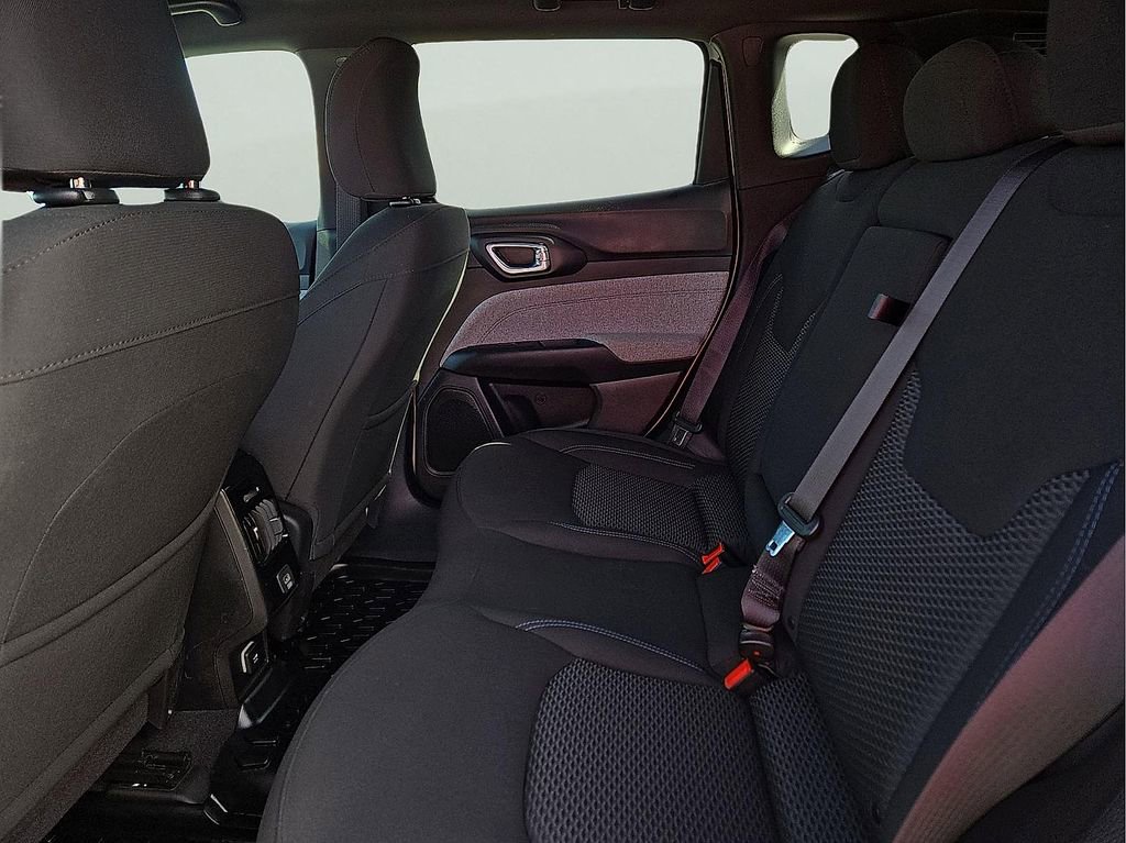 Used 2025 Jeep Compass Sport image 10