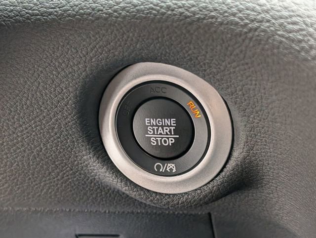 Used 2025 Chrysler Pacifica Select FWD image 27