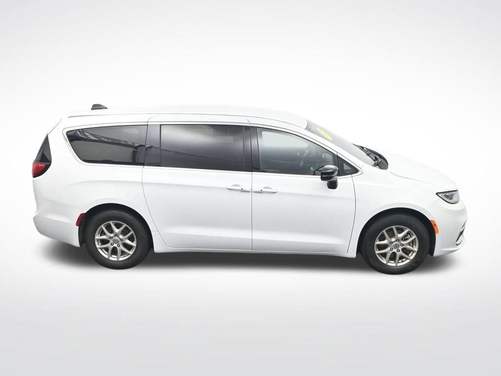 Used 2025 Chrysler Pacifica Select FWD image 27