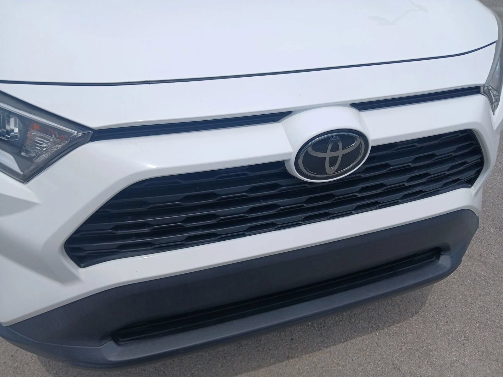 Used 2020 Toyota RAV4 XLE w/ Convenience Package FWD image 24