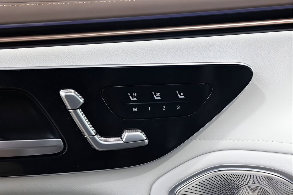 Used 2022 Mercedes-Benz EQS 580 4MATIC Sedan w/ Pinnacle Trim Package image 39