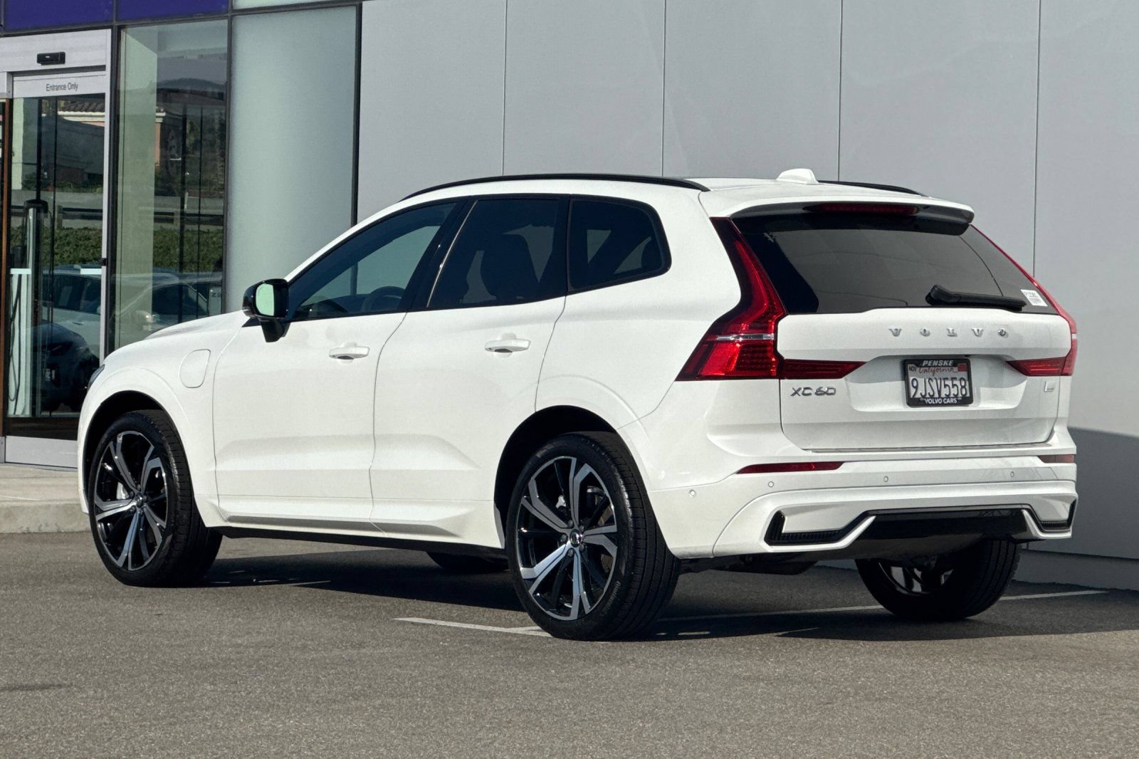 Used 2024 Volvo XC60 T8 Ultimate w/ Protection Package Premier AWD/4WD image 3