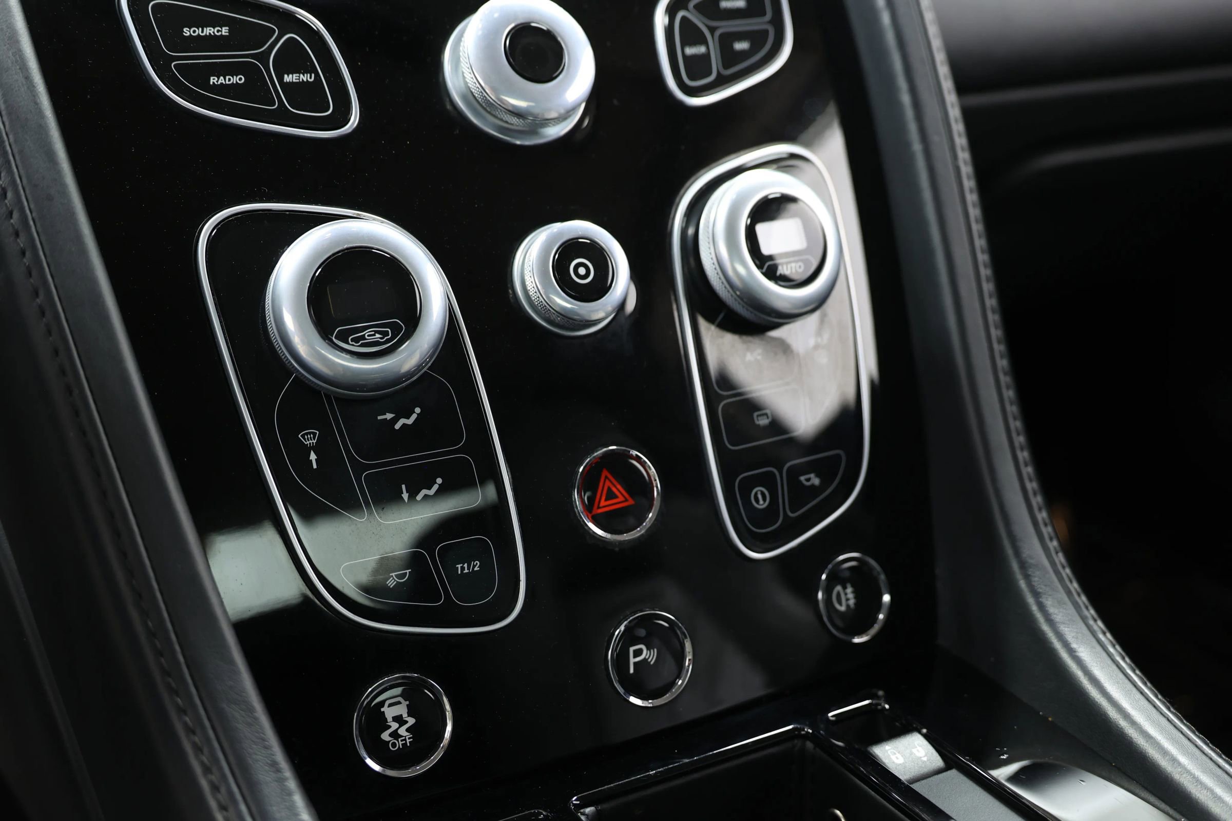 Used 2016 Aston Martin V8 Vantage S image 25