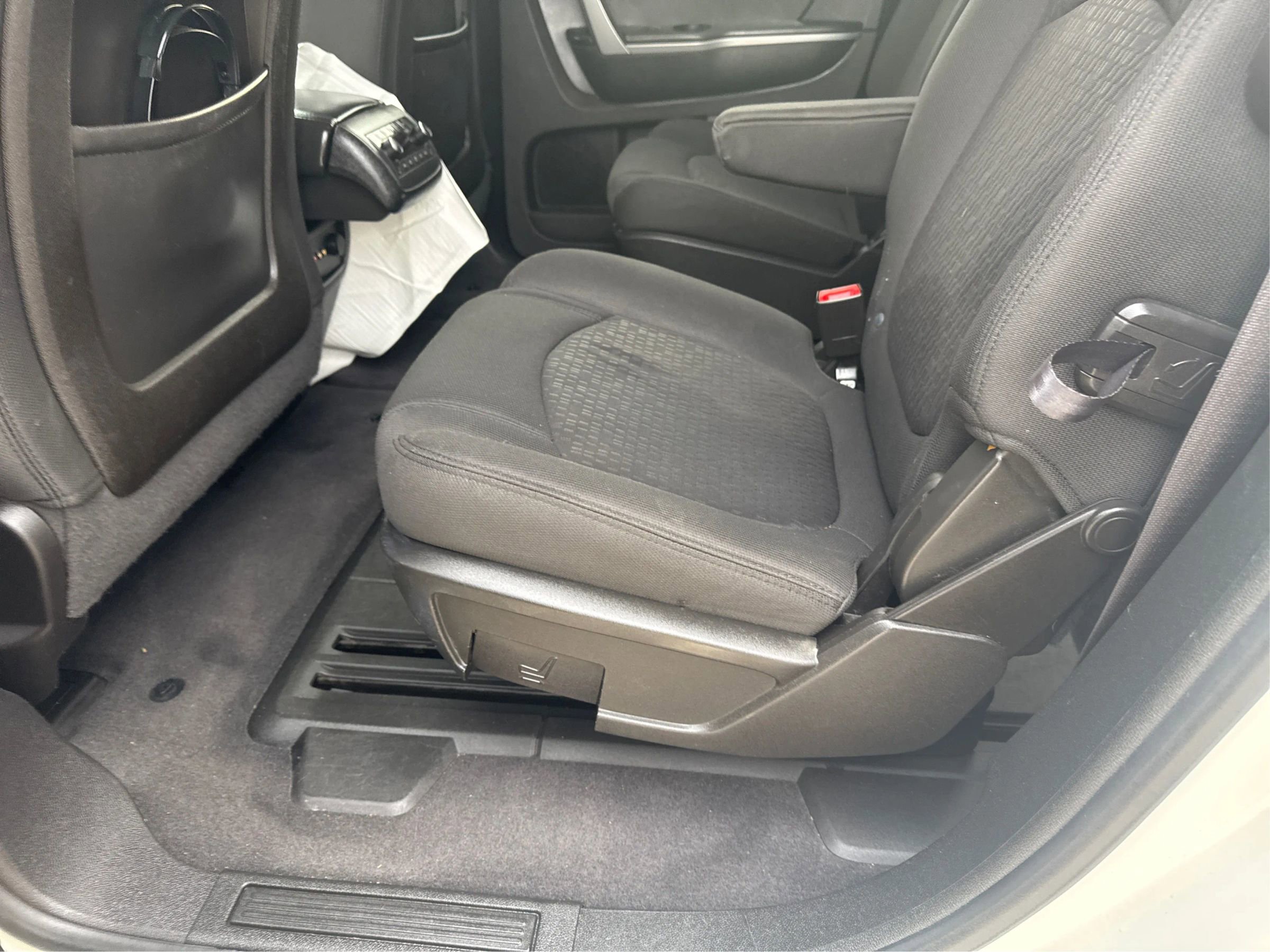 Used 2011 GMC Acadia SLE image 11