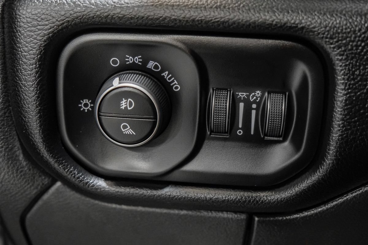 Used 2025 RAM 2500 Laramie AWD/4WD image 21