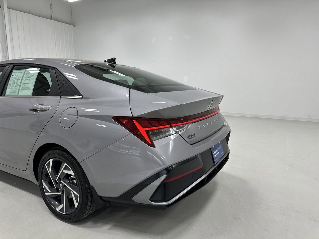 Certified 2025 Hyundai Elantra Limited image 14
