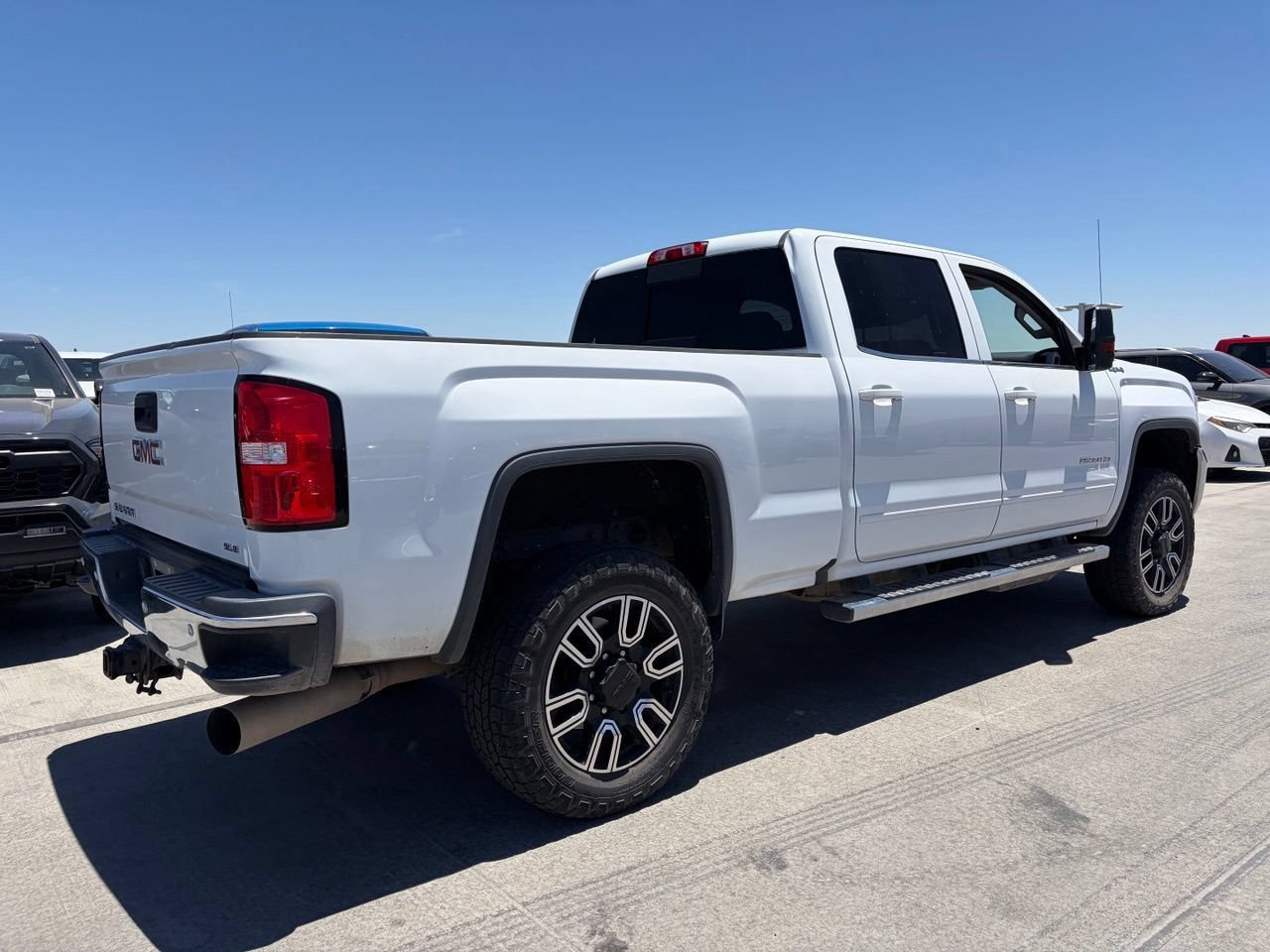 Used 2018 GMC Sierra 2500 SLE w/ SLE Preferred Package AWD/4WD image 2