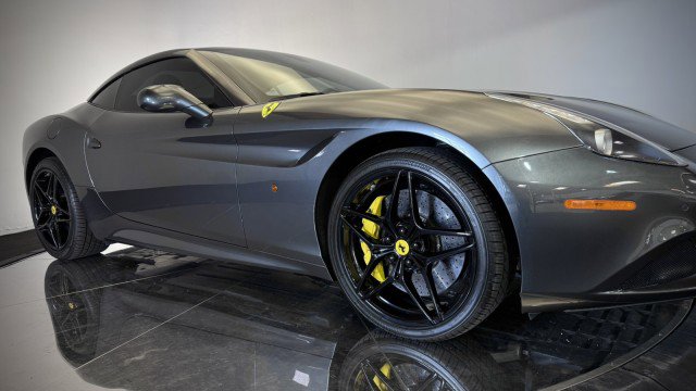 Used 2015 Ferrari California T image 26