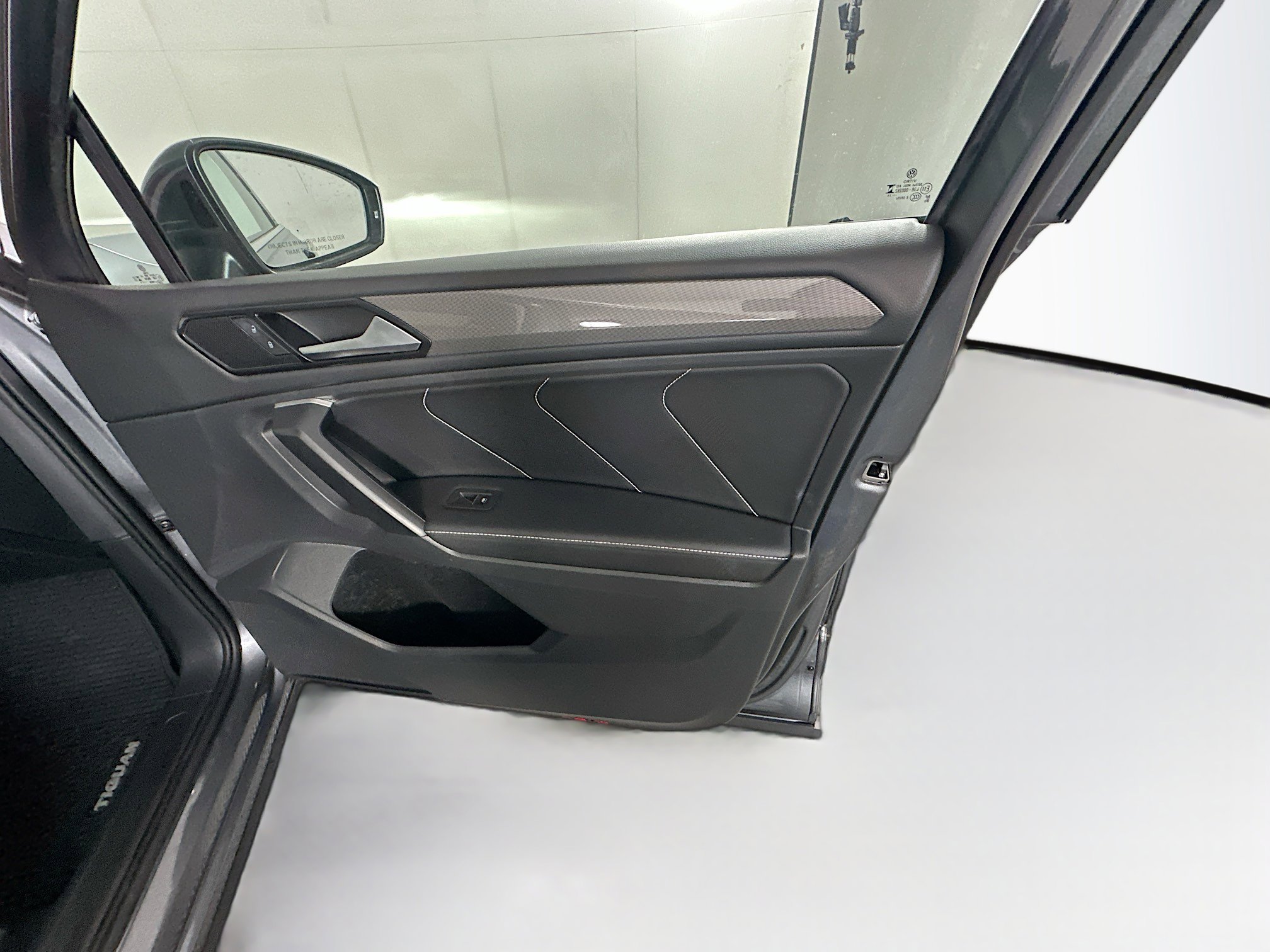 Used 2024 Volkswagen Tiguan SE image 32