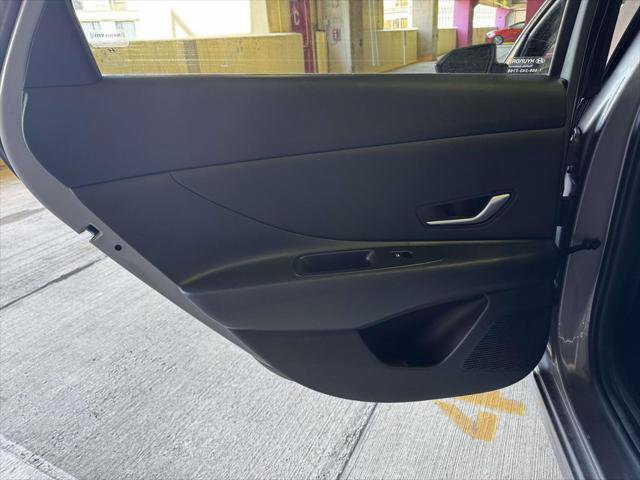 Used 2023 Hyundai Elantra SEL w/ Preferred Accessory Package FWD image 12