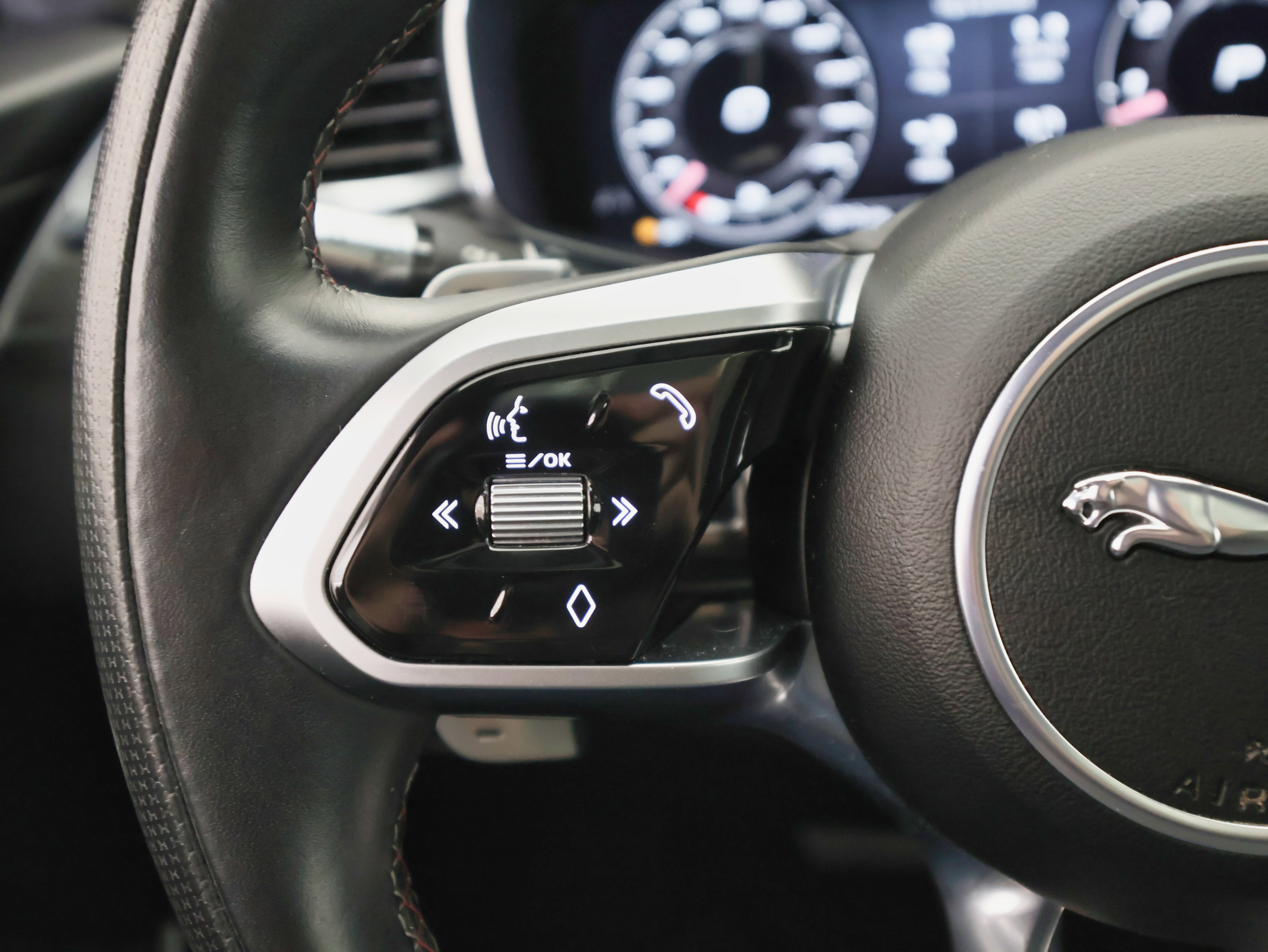 Used 2021 Jaguar F-PACE SVR image 34