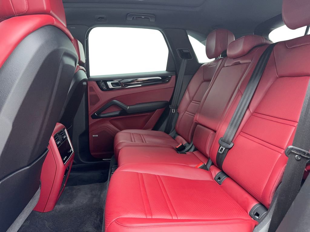 Used 2022 Porsche Cayenne image 16