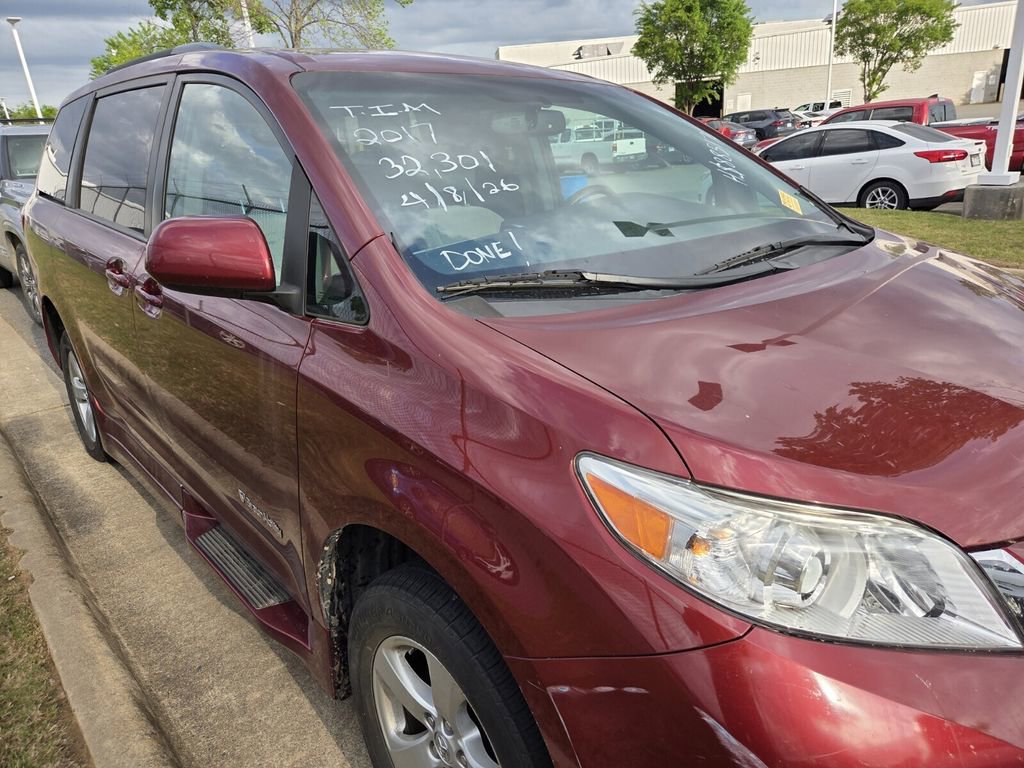 Used 2017 Toyota Sienna LE image 9
