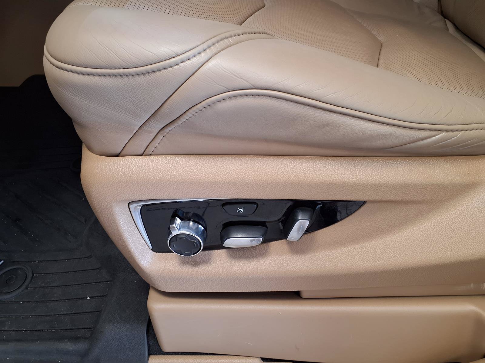 Used 2019 Cadillac Escalade ESV Platinum AWD/4WD image 23