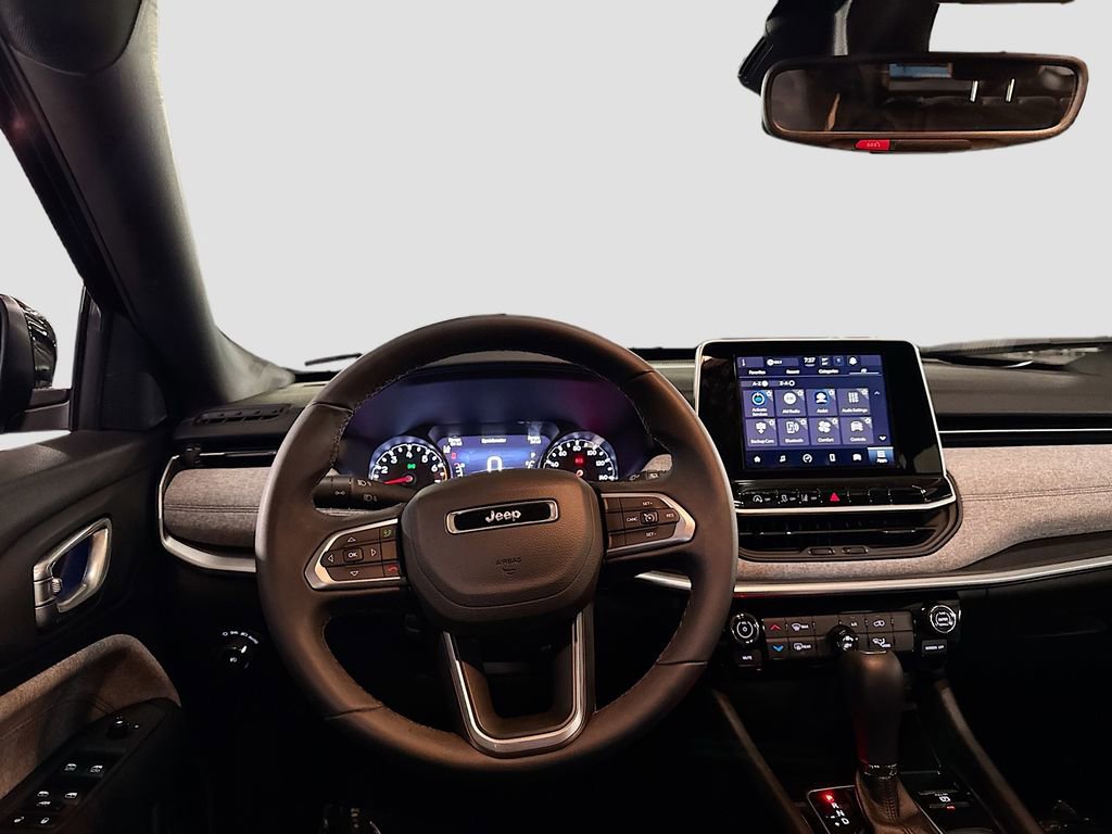 Used 2025 Jeep Compass Latitude image 20