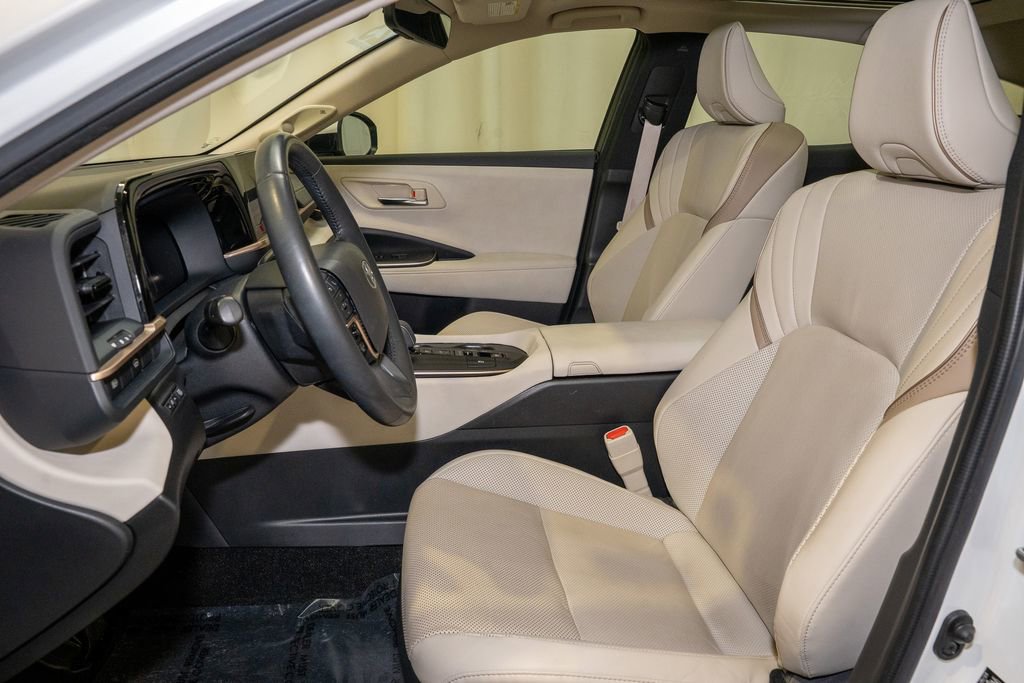 Used 2023 Toyota Crown Limited image 12