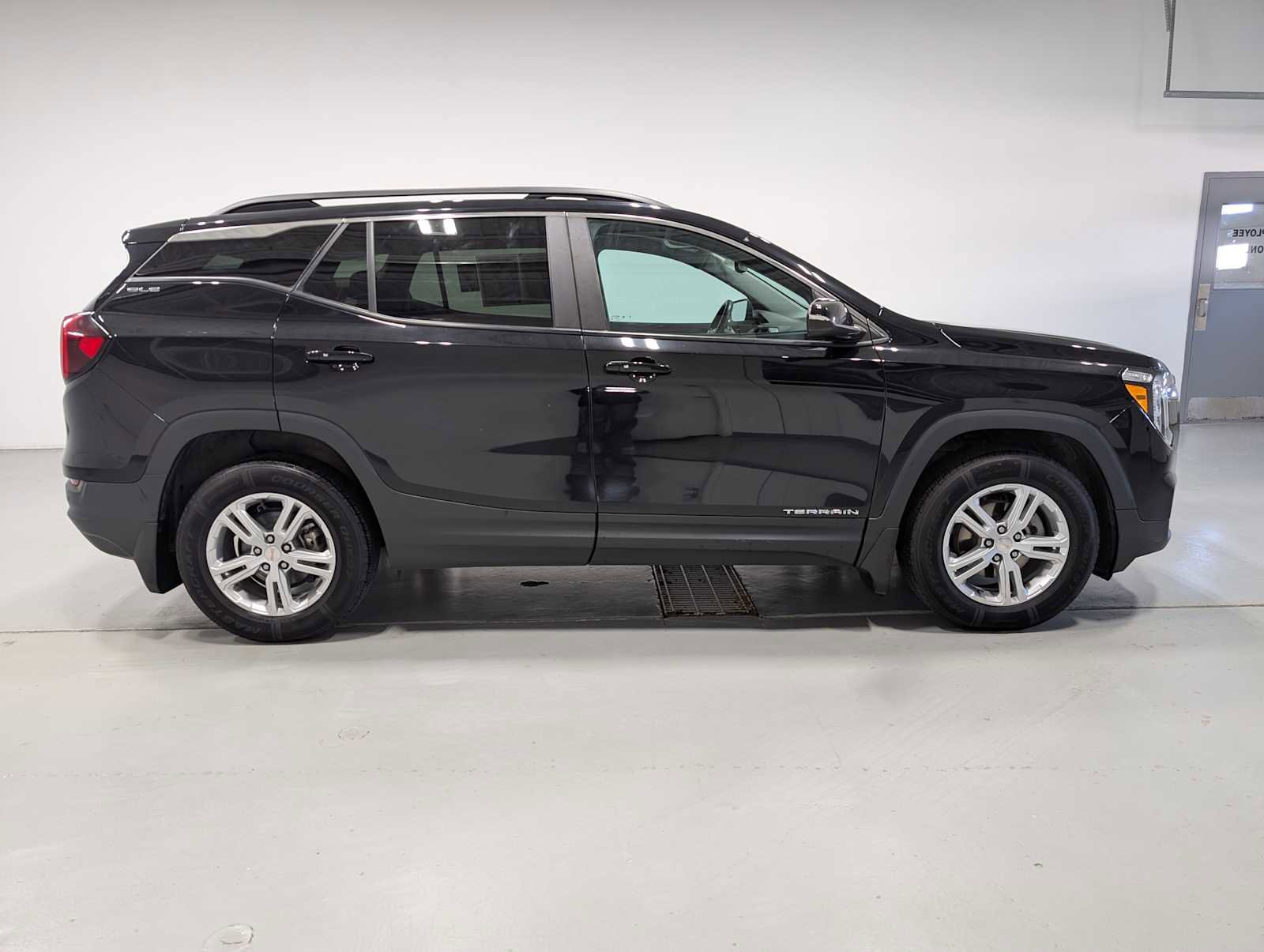 Used 2022 GMC Terrain SLE w/ Driver Convenience Package image 7