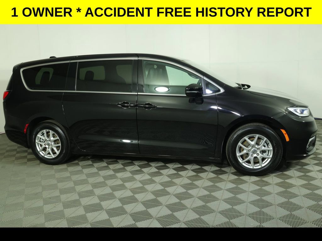 Used 2025 Chrysler Pacifica Select FWD image 2