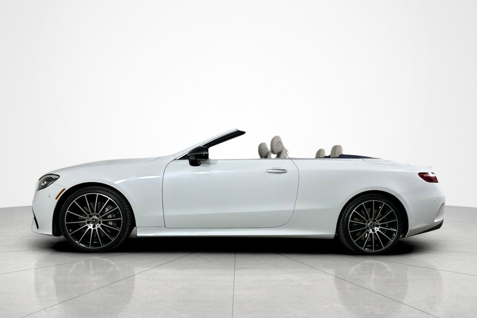 Used 2023 Mercedes-Benz E 450 4MATIC Cabriolet image 2