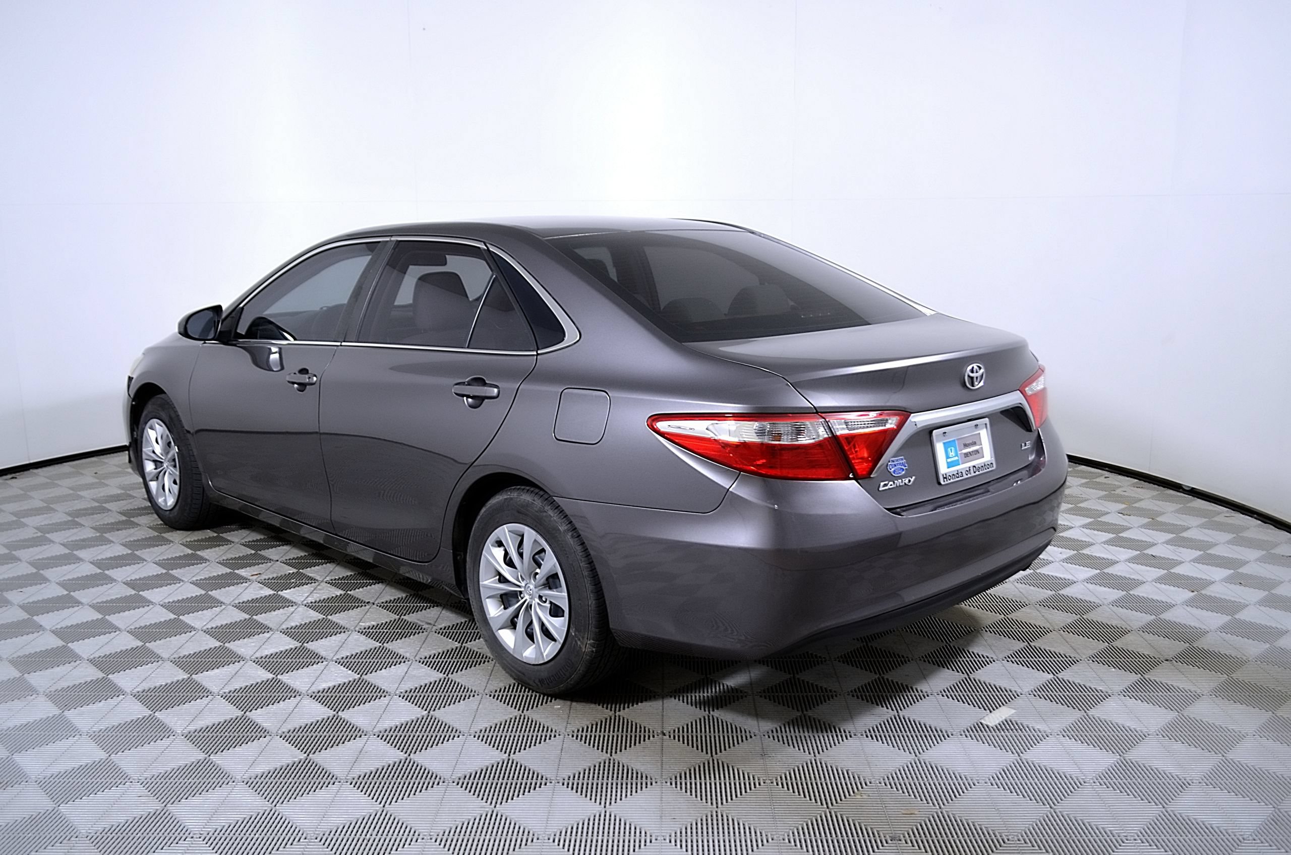 Used 2016 Toyota Camry LE FWD image 9