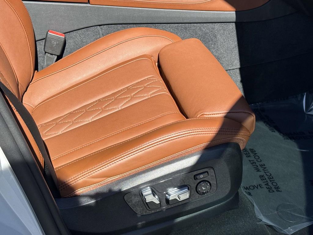 Used 2025 BMW X5 M60i w/ Climate Comfort Package image 28