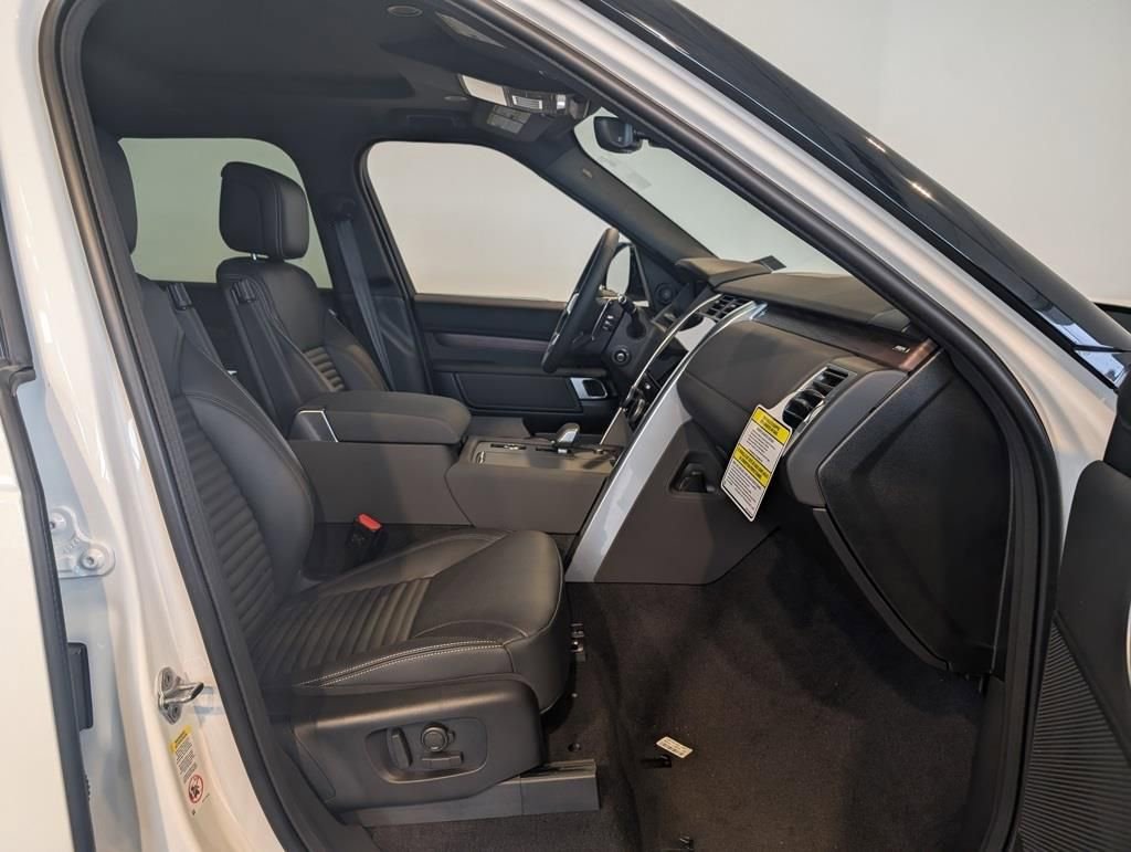 New 2026 Land Rover Discovery S image 32