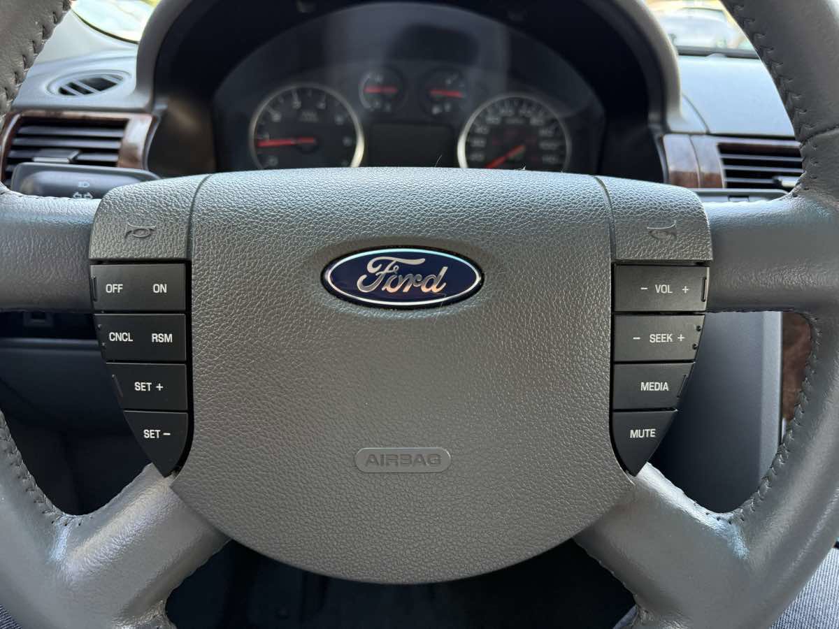 Used 2005 Ford Five Hundred SEL image 15