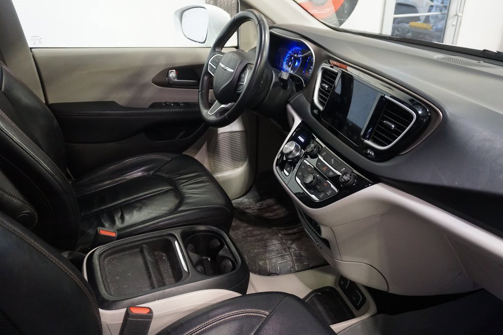 Used 2018 Chrysler Pacifica Touring-L w/ Tire & Wheel Group image 25