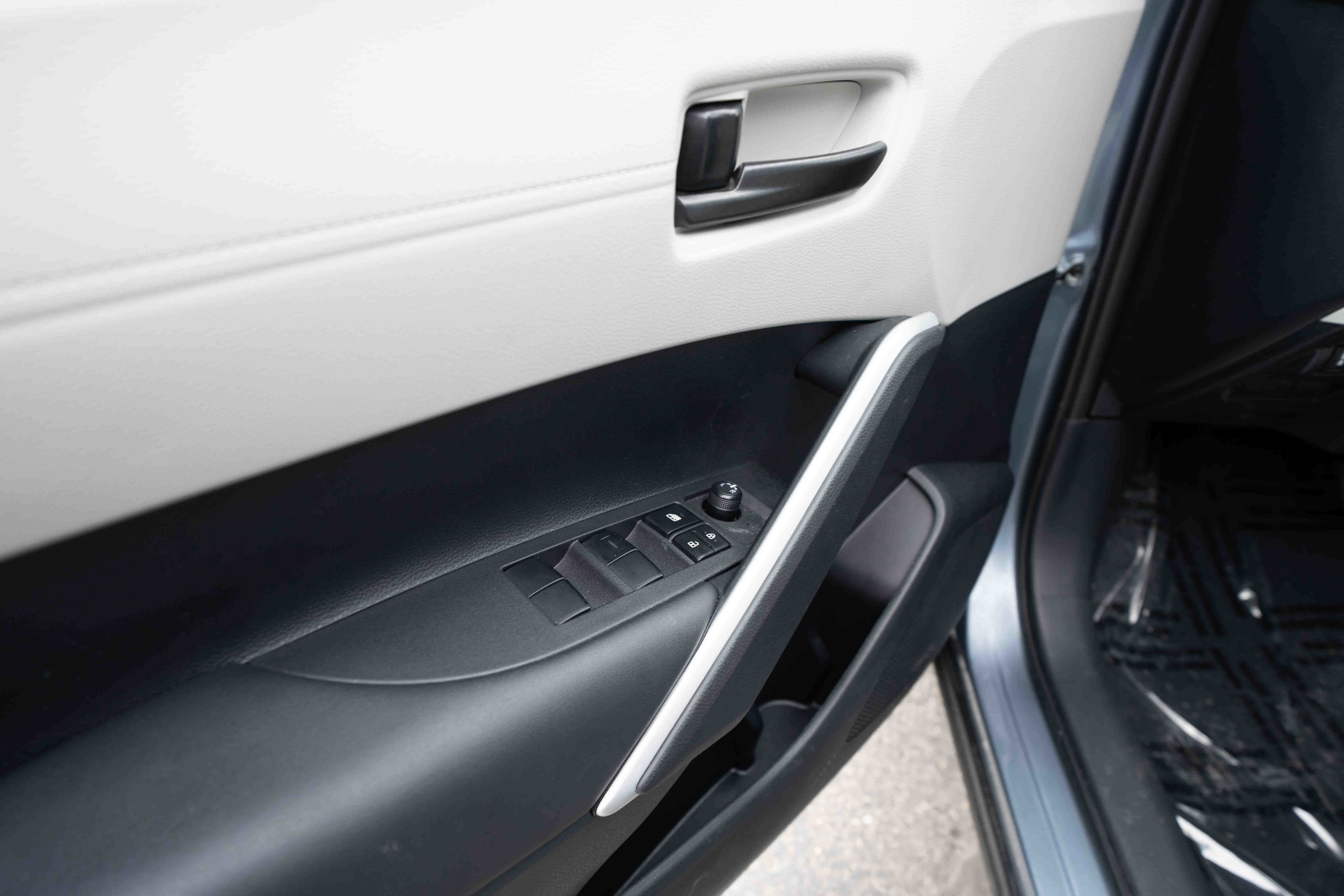 Used 2024 Toyota Corolla Cross LE image 7