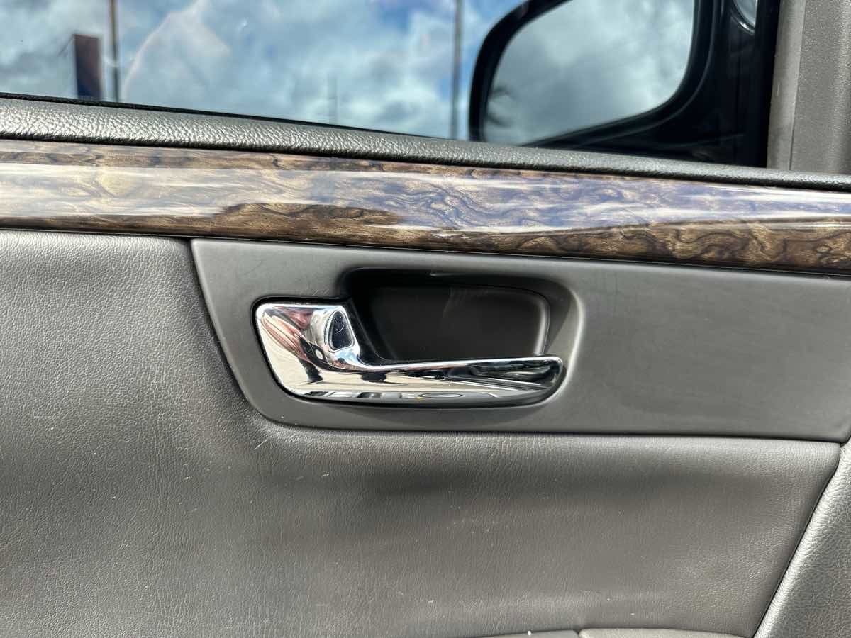 Used 2011 Cadillac DTS Limousine image 12