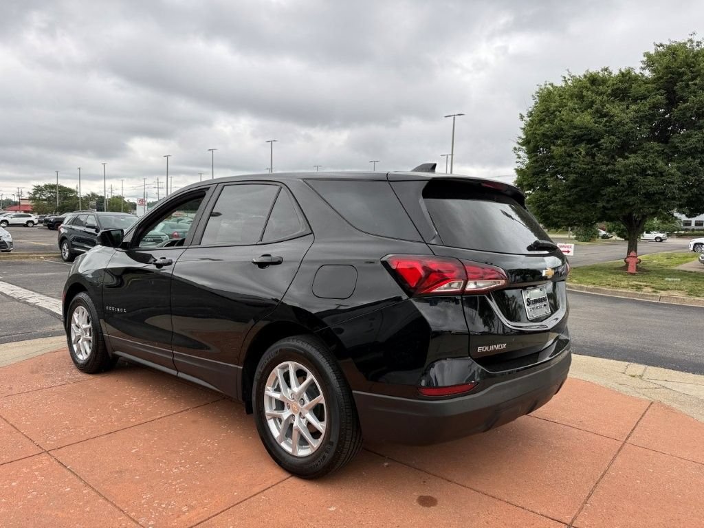 Used 2023 Chevrolet Equinox LS w/ LS Convenience Package FWD image 4