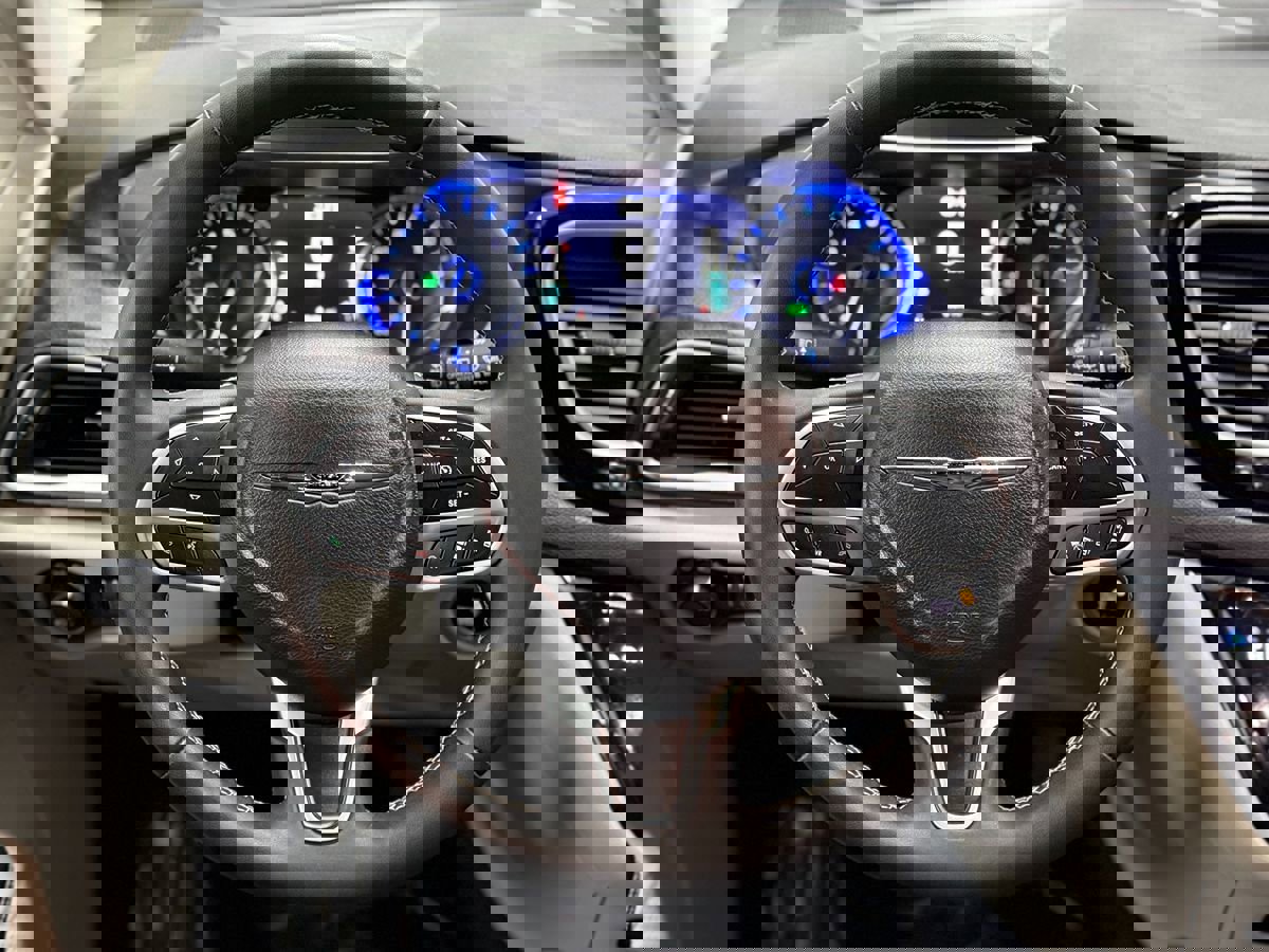 Used 2022 Chrysler Pacifica Touring-L image 16