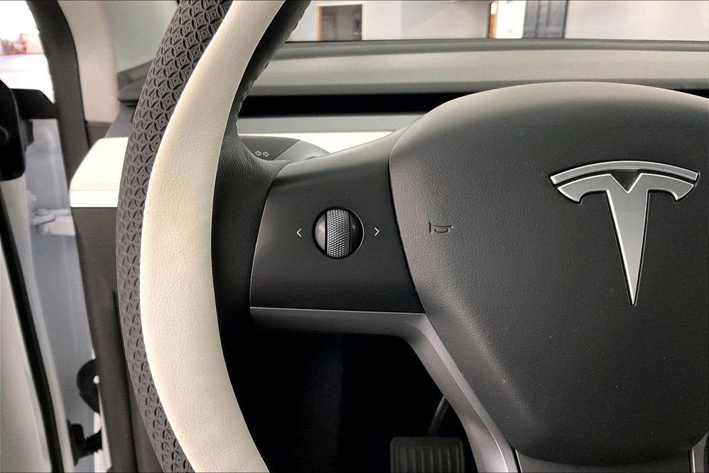 Used 2022 Tesla Model Y Long Range image 11