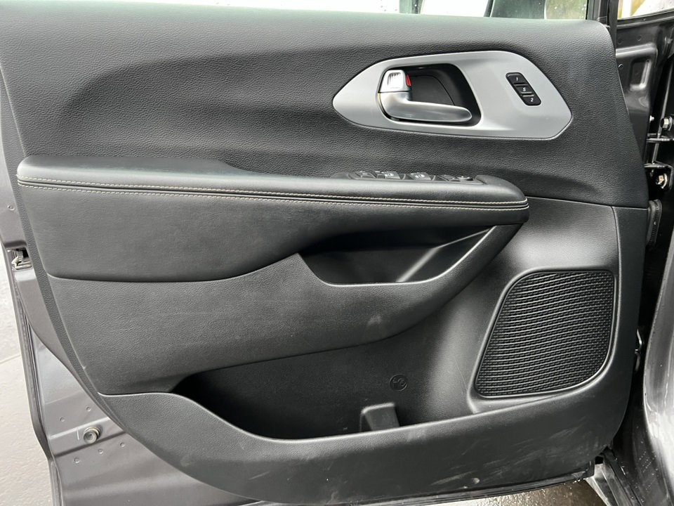 Used 2020 Chrysler Pacifica Touring-L Plus image 17