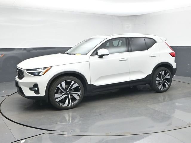 Used 2023 Volvo XC40 B5 Plus w/ Driver Assist Package AWD/4WD image 4