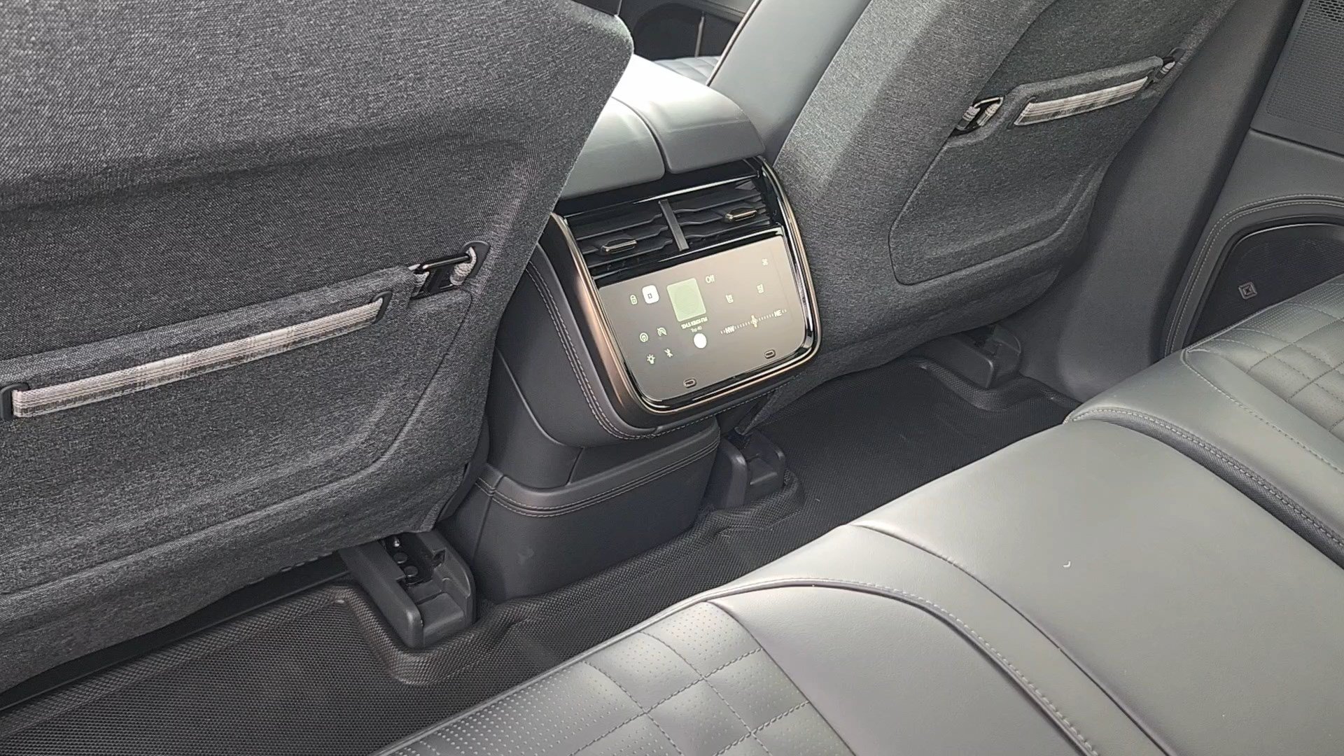 Used 2025 Rivian R1T Premium Tri AWD/4WD image 18