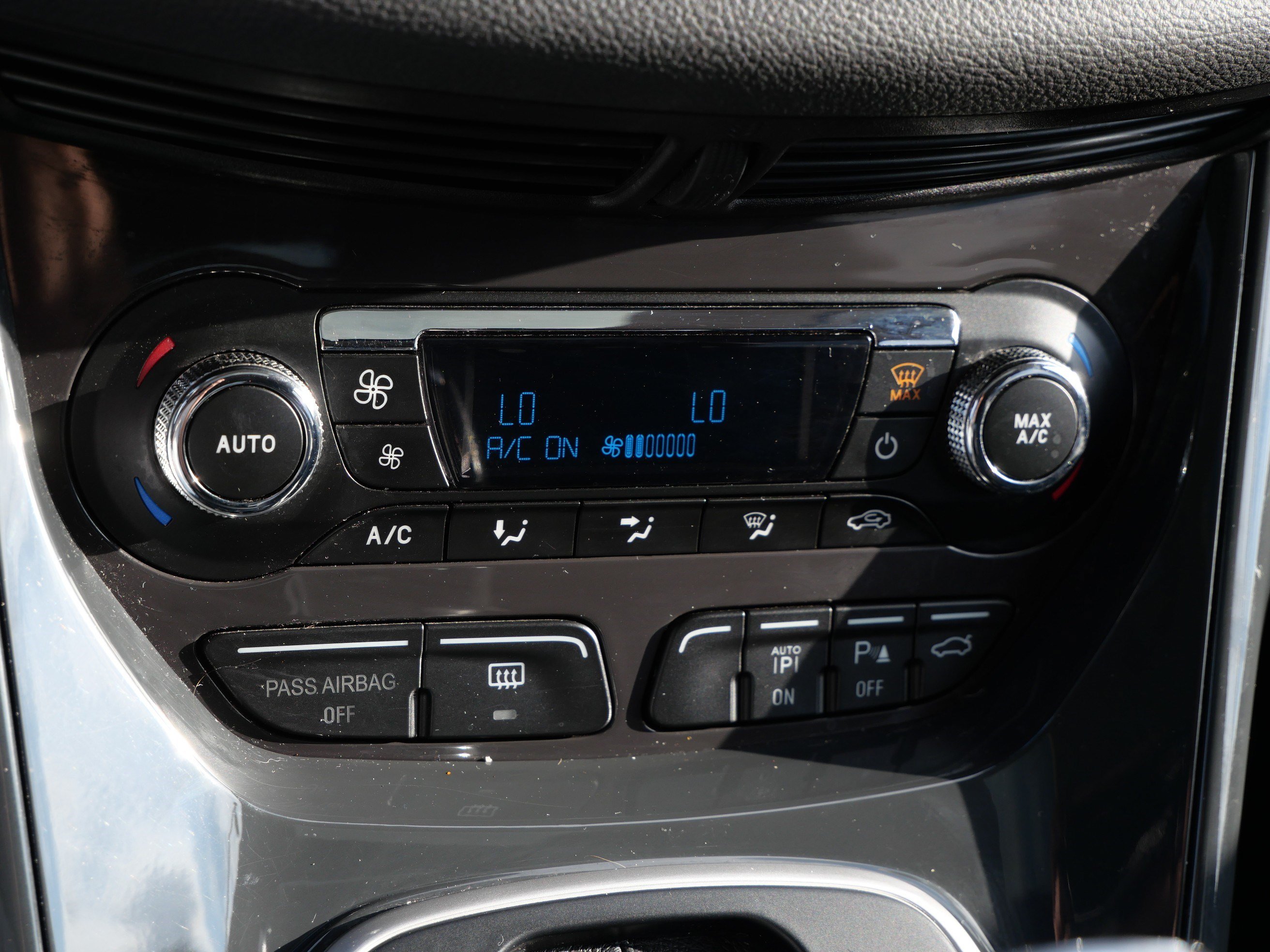 Used 2013 Ford Escape Titanium w/ Parking Technology Pkg AWD/4WD image 23
