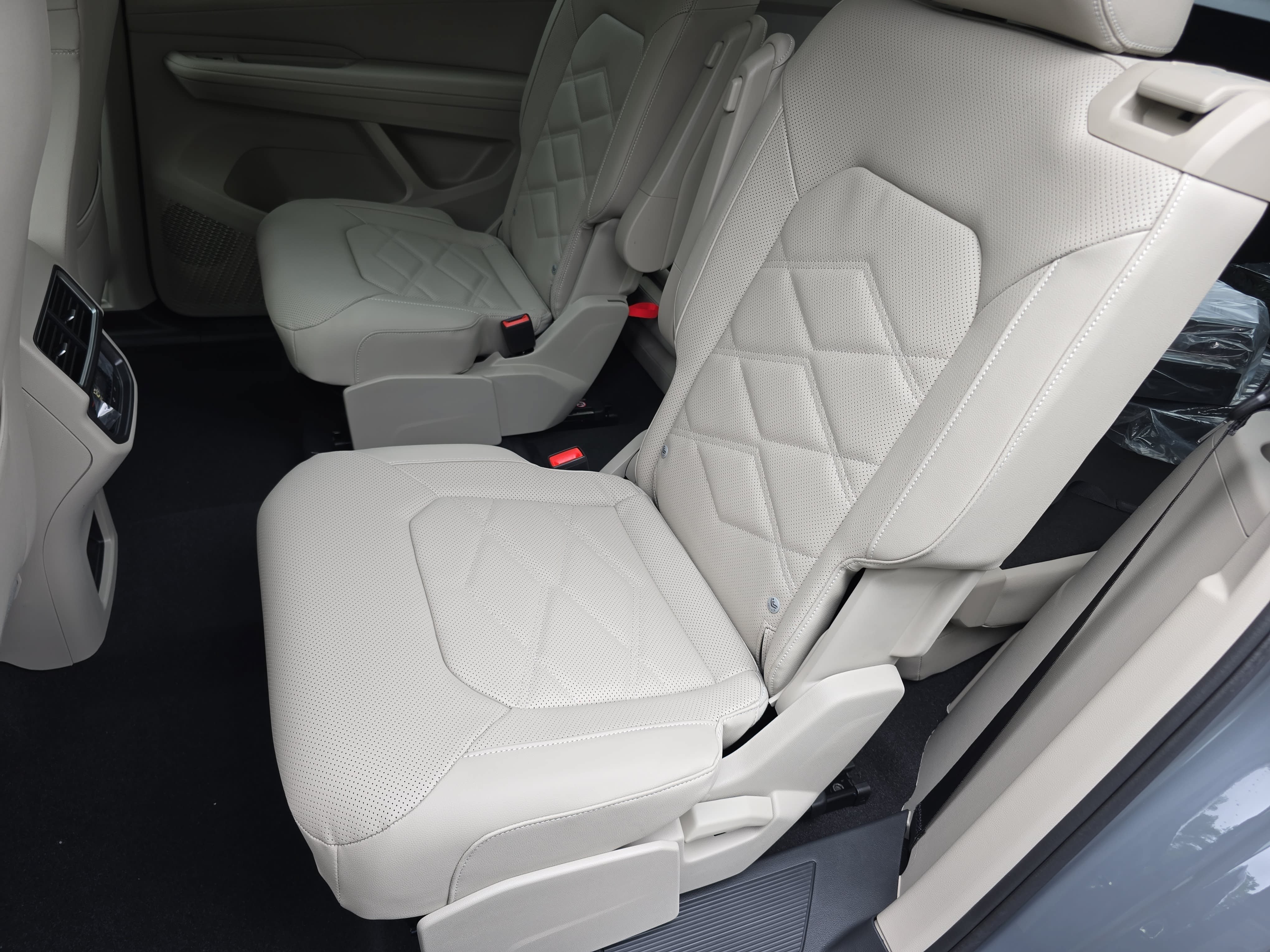 New 2026 Volkswagen Atlas SE FWD image 15