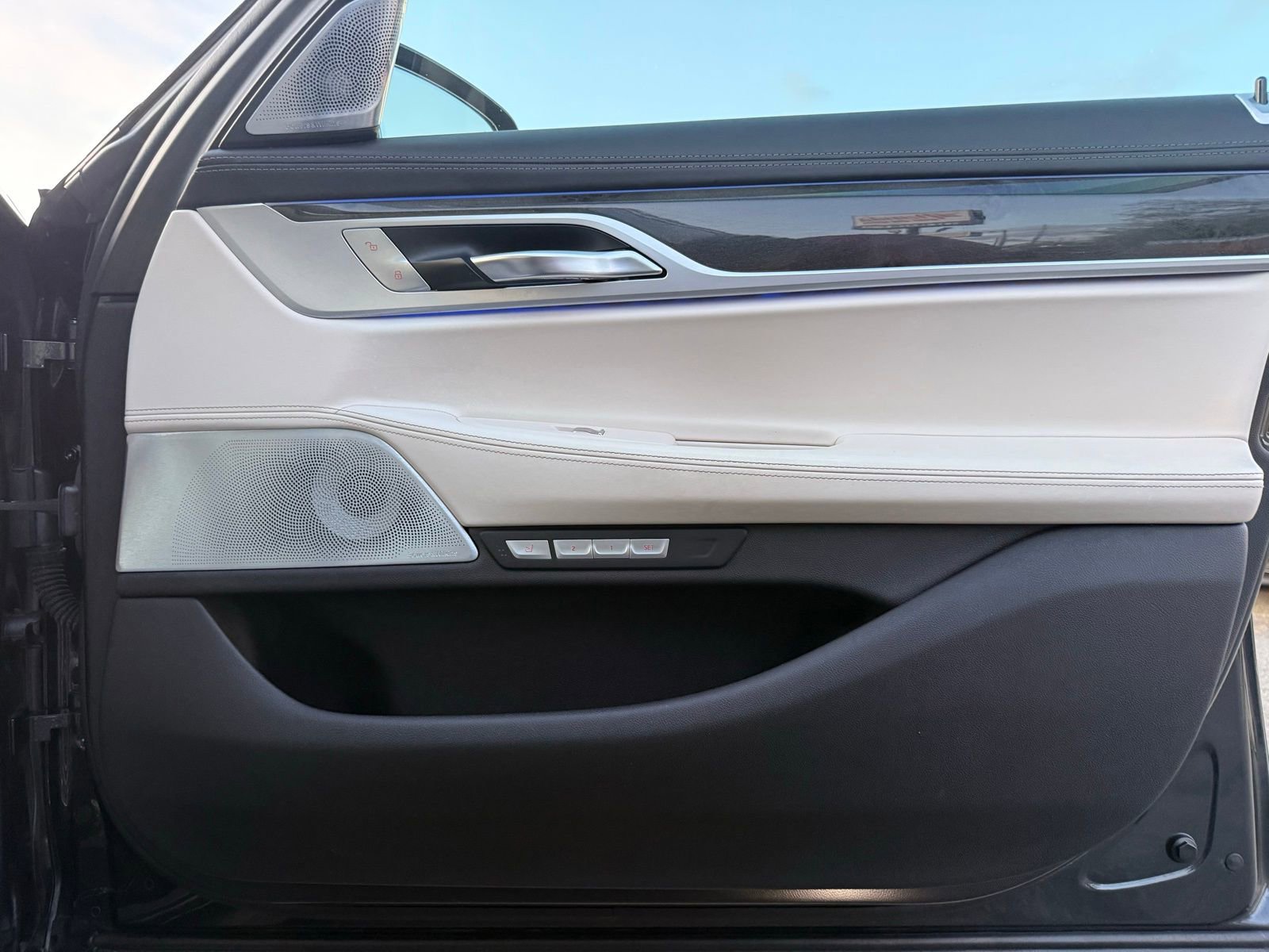 Used 2016 BMW 750i xDrive image 37