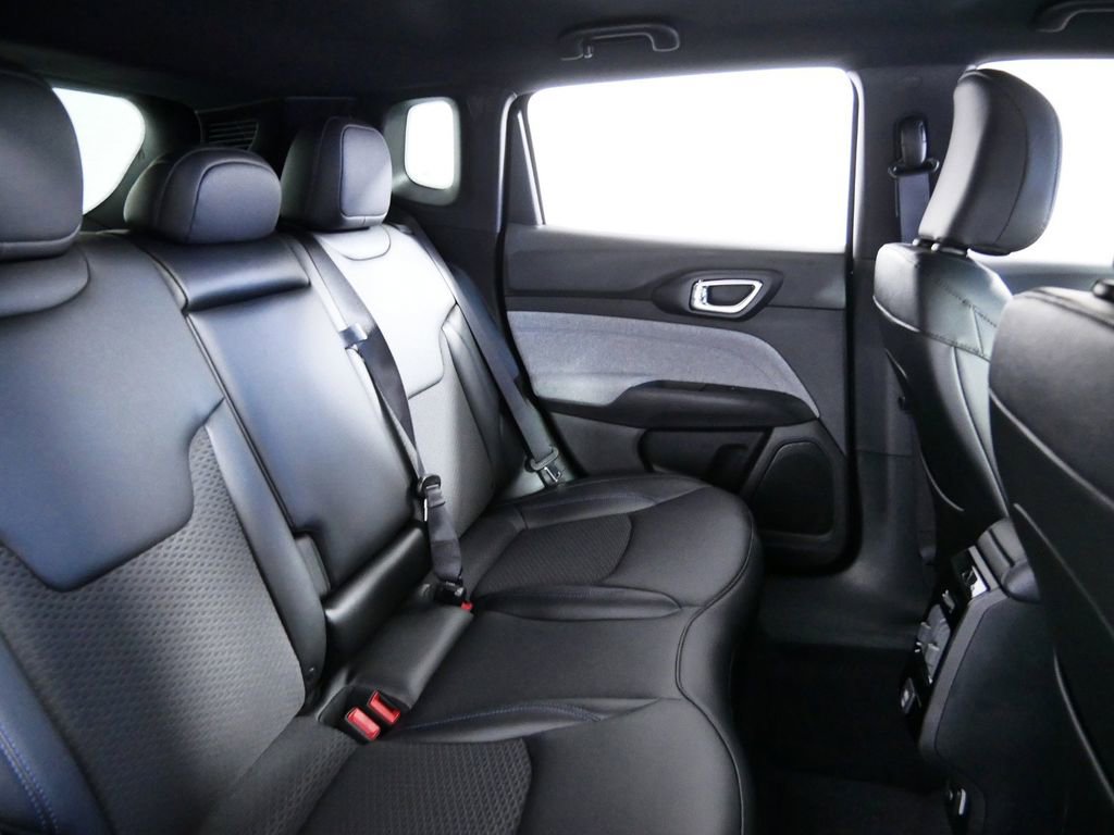 Used 2024 Jeep Compass Latitude image 24