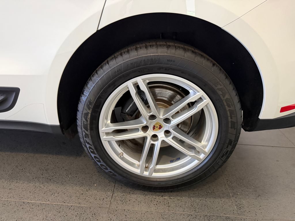Certified 2023 Porsche Macan AWD/4WD image 11