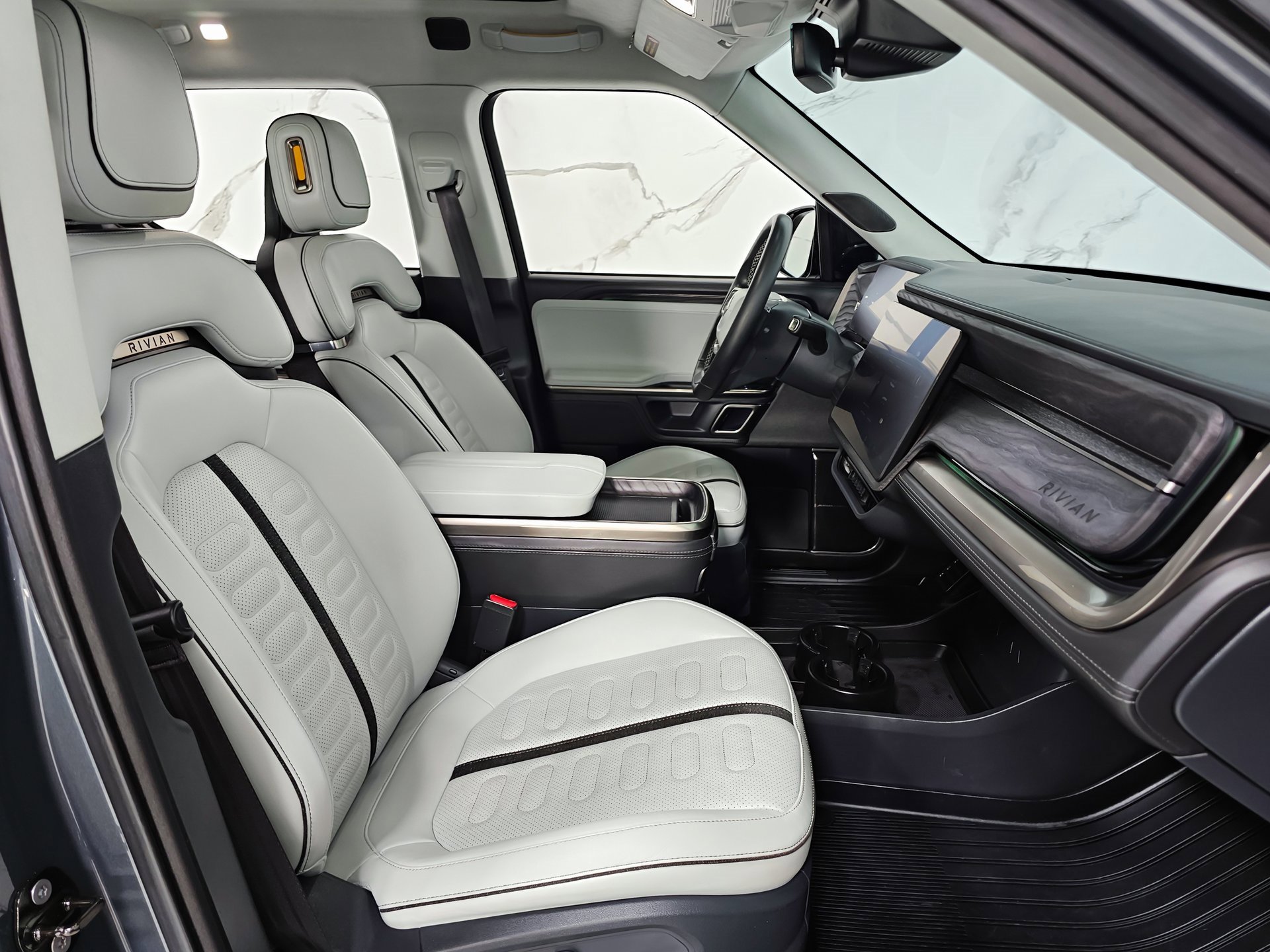 Used 2022 Rivian R1T Adventure image 2