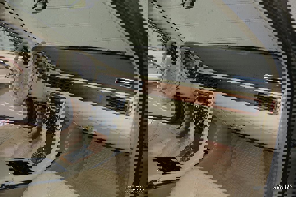 Used 2010 Volvo XC70 3.2 image 12