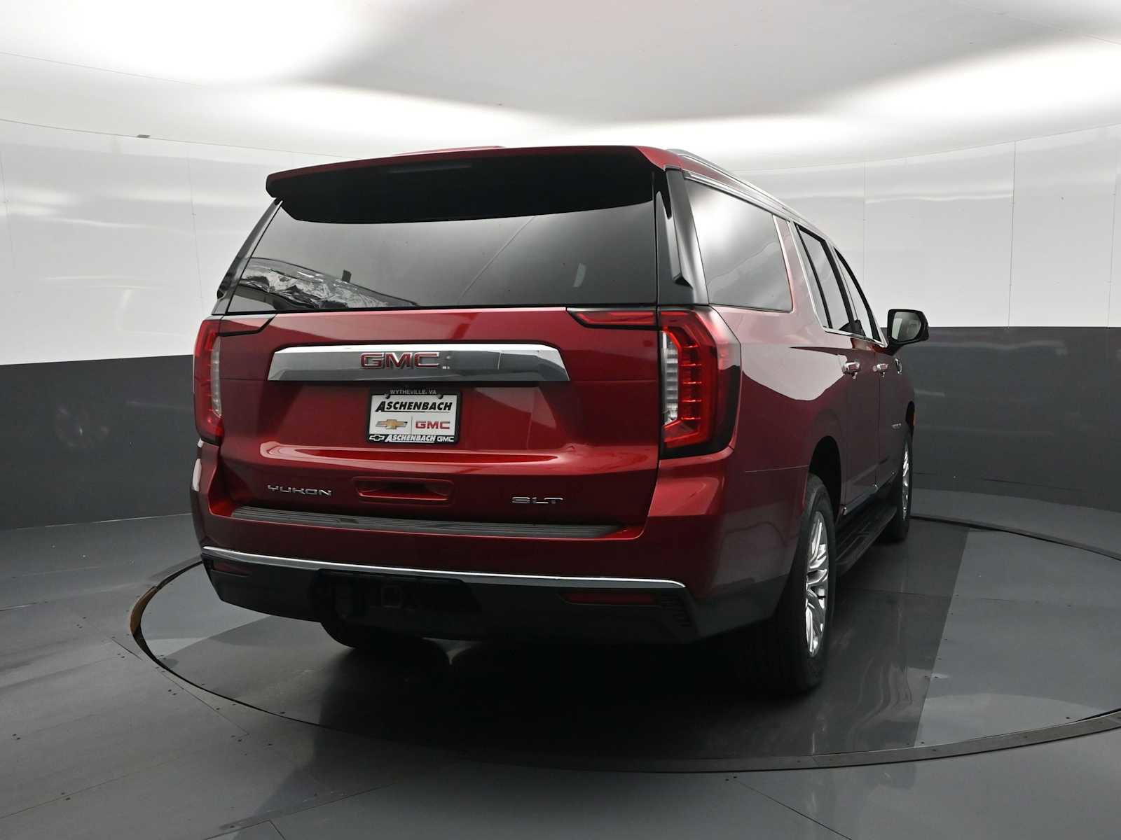 Used 2023 GMC Yukon XL SLT w/ SLT Premium Package image 5