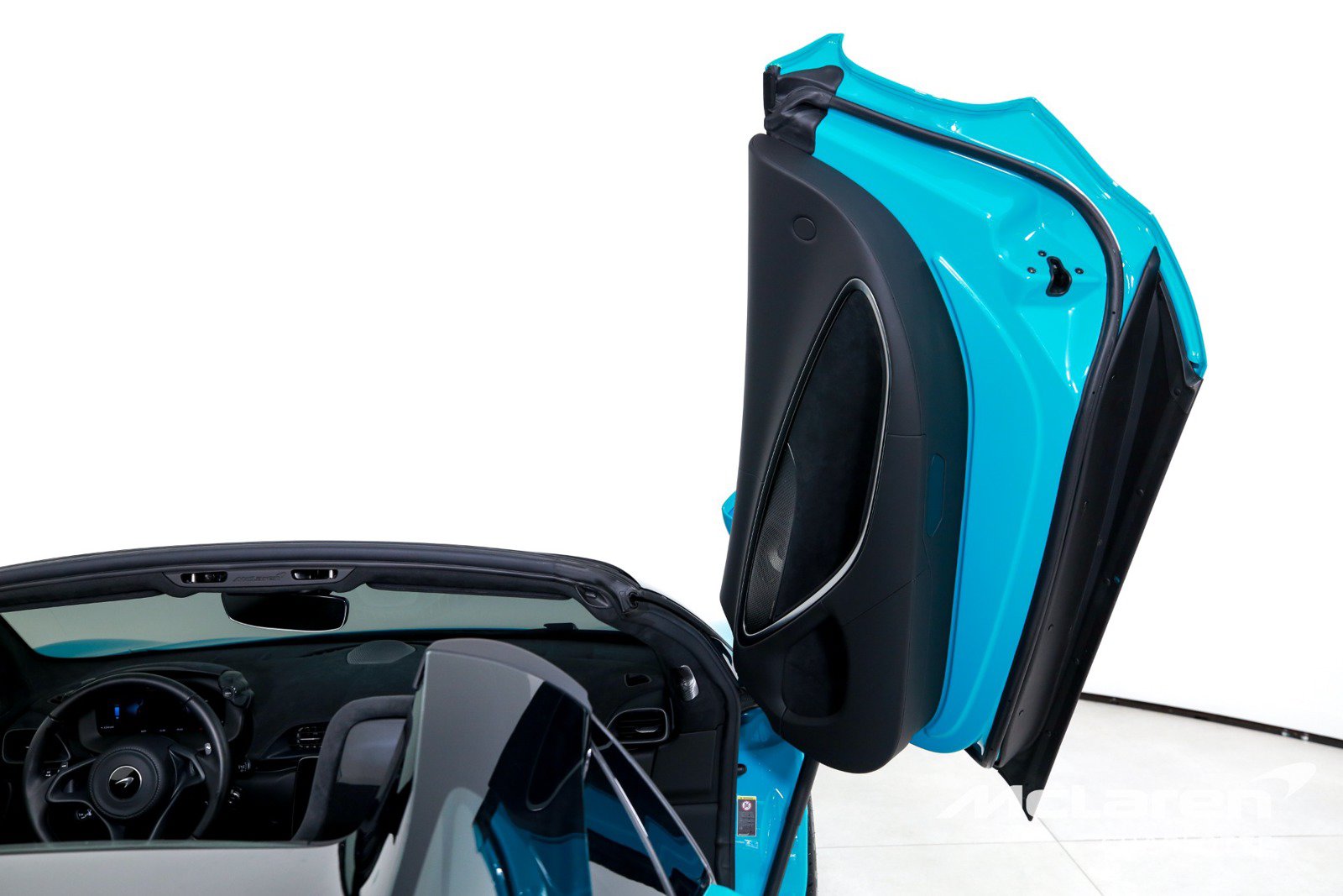 Used 2025 McLaren Artura Spider RWD image 19