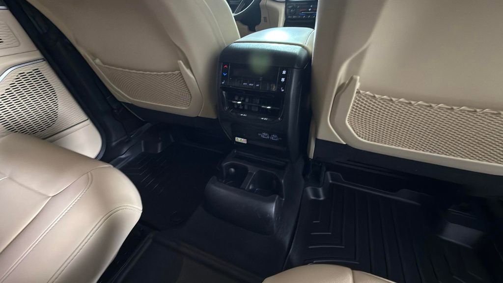 Used 2022 Jeep Grand Cherokee L Limited w/ Black Appearance Package image 31