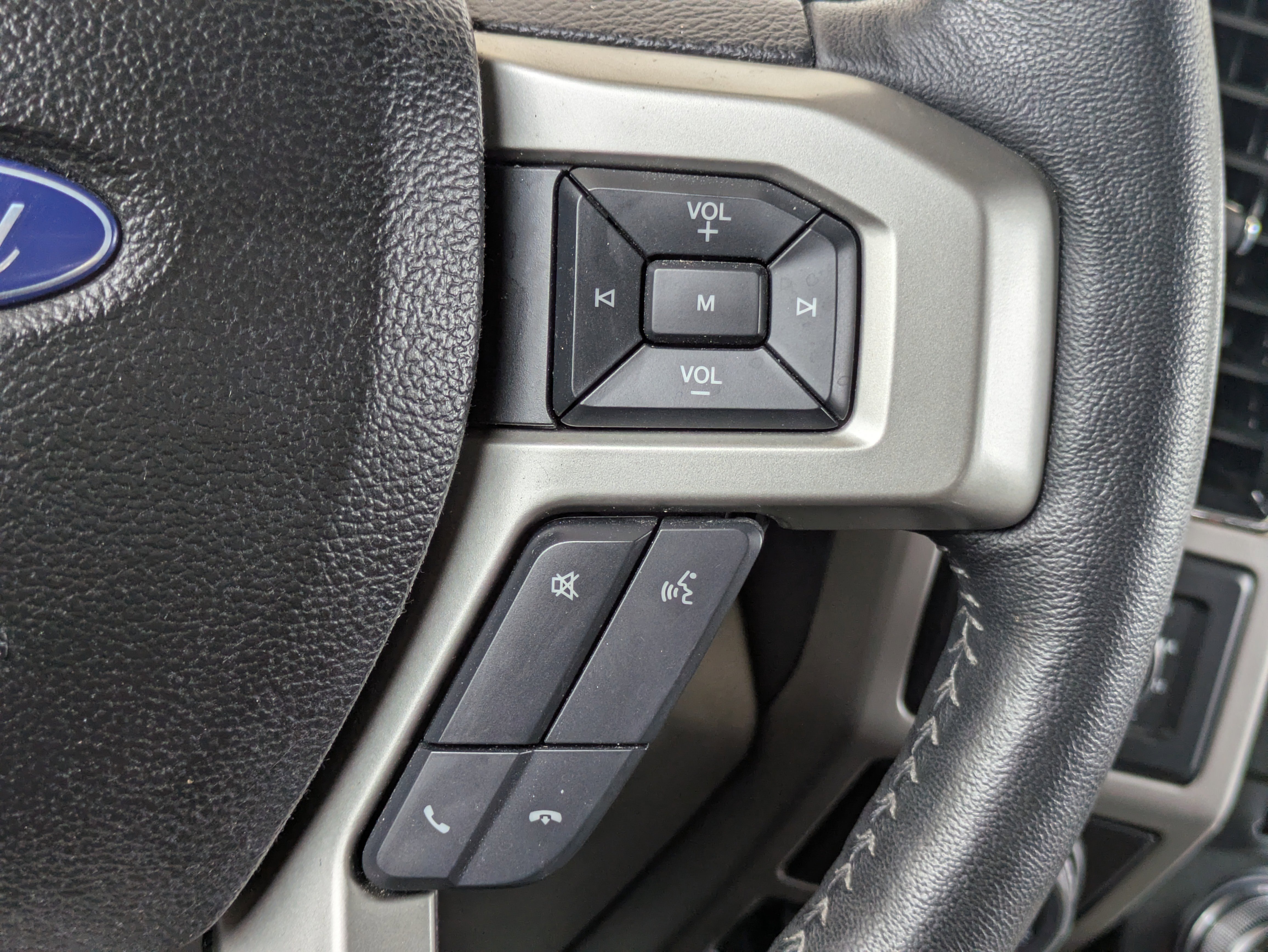Used 2018 Ford F150 Lariat w/ Equipment Group 502A Luxury AWD/4WD image 17