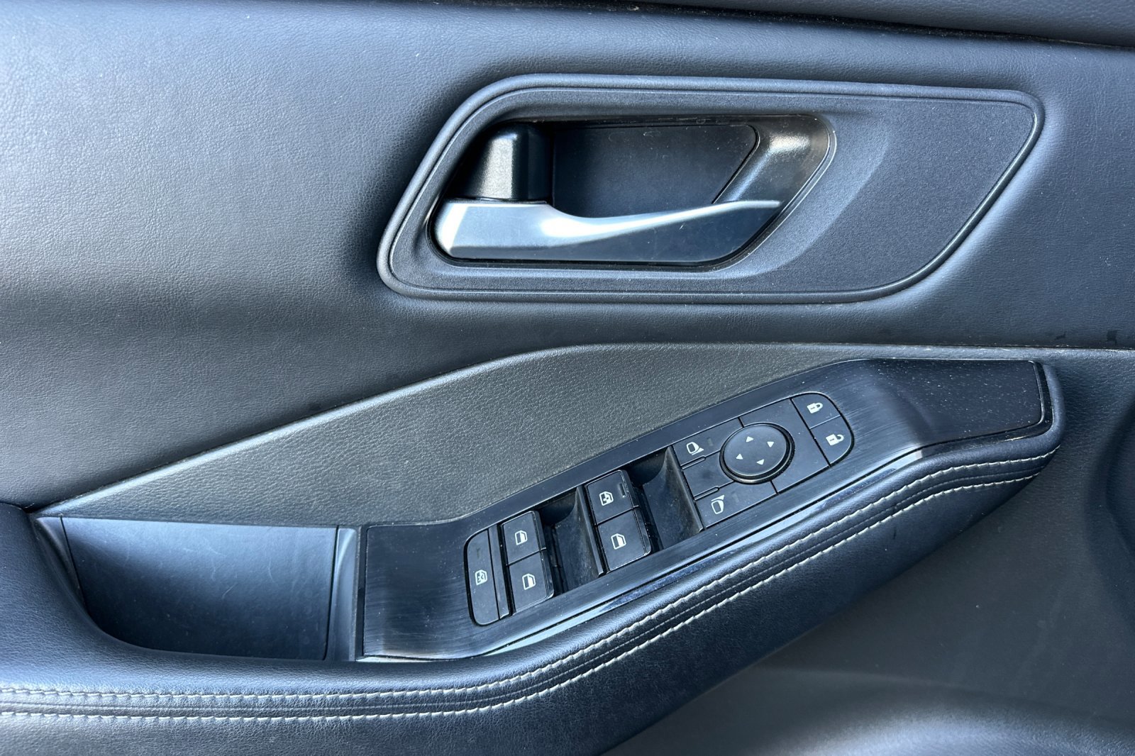 Used 2025 Nissan Rogue SV image 11