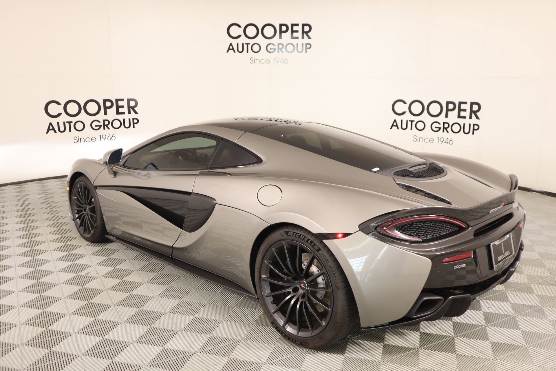 Used 2017 McLaren 570S image 27