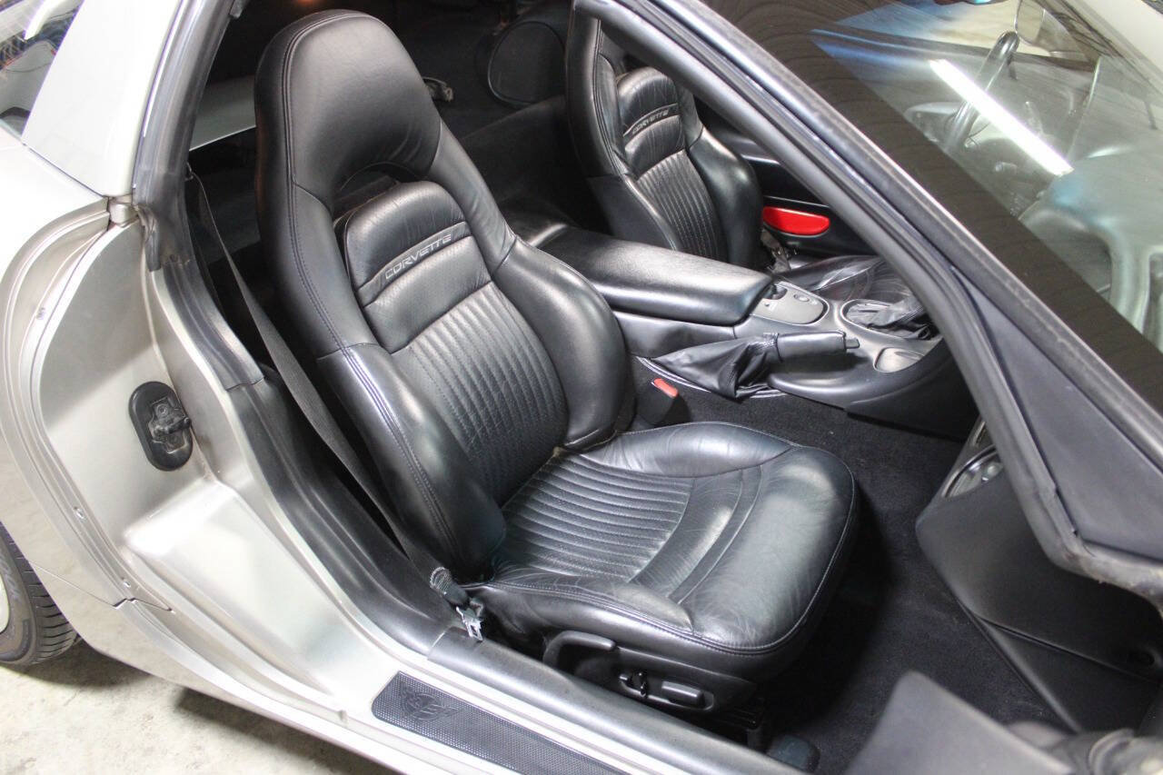 Used 2001 Chevrolet Corvette Coupe w/ Preferred Equipment Group2 RWD image 27